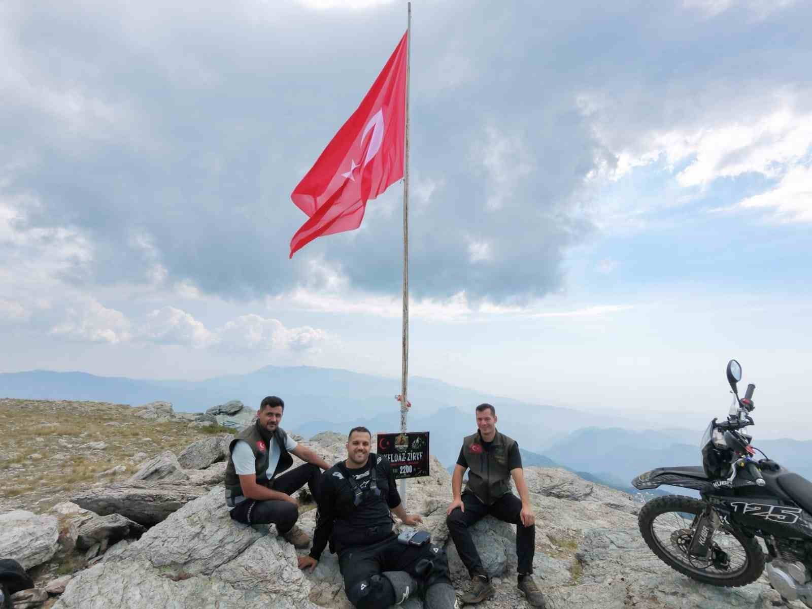 OSMANİYE'DE MOTOSİKLET TUTKUNLARI, HER YIL OLDUĞU GİBİ BU YIL DA AMANOS DAĞLARI'NDAKİ ZORKUN YAYLASI'NIN 2 BİN 200 RAKIMLI KELDAZ MEVKİSİNE ENDURO MOTOSİKLETLERİYLE TIRMANARAK ZİRVEDEKİ TÜRK BAYRAĞINI YENİSİYLE DEĞİŞTİRDİ.