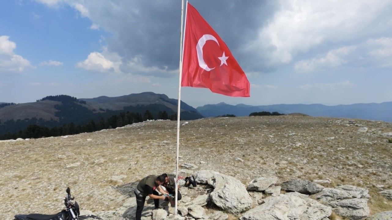 OSMANİYE'DE MOTOSİKLET TUTKUNLARI, HER YIL OLDUĞU GİBİ BU YIL DA AMANOS DAĞLARI'NDAKİ ZORKUN YAYLASI'NIN 2 BİN 200 RAKIMLI KELDAZ MEVKİSİNE ENDURO MOTOSİKLETLERİYLE TIRMANARAK ZİRVEDEKİ TÜRK BAYRAĞINI YENİSİYLE DEĞİŞTİRDİ.