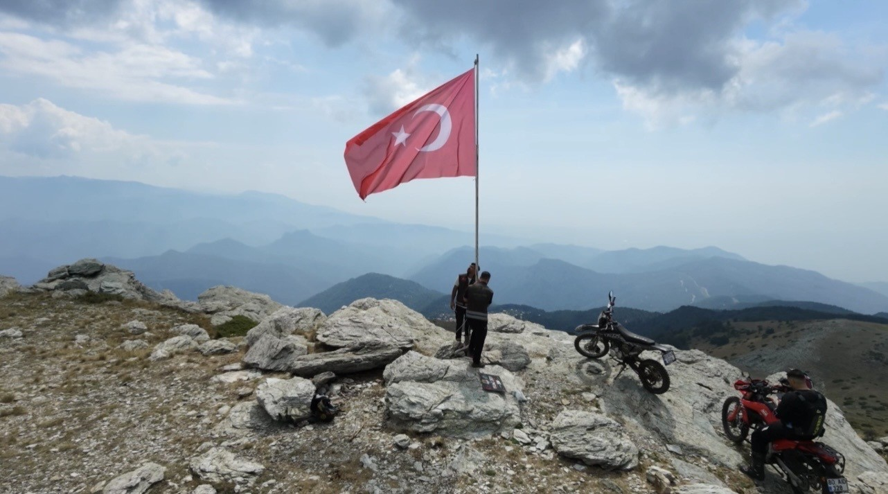 OSMANİYE'DE MOTOSİKLET TUTKUNLARI, HER YIL OLDUĞU GİBİ BU YIL DA AMANOS DAĞLARI'NDAKİ ZORKUN YAYLASI'NIN 2 BİN 200 RAKIMLI KELDAZ MEVKİSİNE ENDURO MOTOSİKLETLERİYLE TIRMANARAK ZİRVEDEKİ TÜRK BAYRAĞINI YENİSİYLE DEĞİŞTİRDİ.