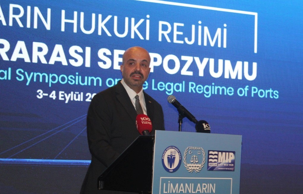 ANKARA ÜNİVERSİTESİ DENİZ HUKUKU ULUSAL ARAŞTIRMA MERKEZİ YÖNETİM KURULU BAŞKANI SÜLEYMAN ÖNEL DE LİMANLARIN KÜRESEL TEDARİK ZİNCİRLERİNİN DEVAMLILIĞI, ENERJİ GÜVENLİĞİ, DENİZ EMNİYETİ VE ÇEVRENİN KORUNMASI AÇISINDAN STRATEJİK ÖNEME SAHİP OLDUĞUNU BELİRTTİ.