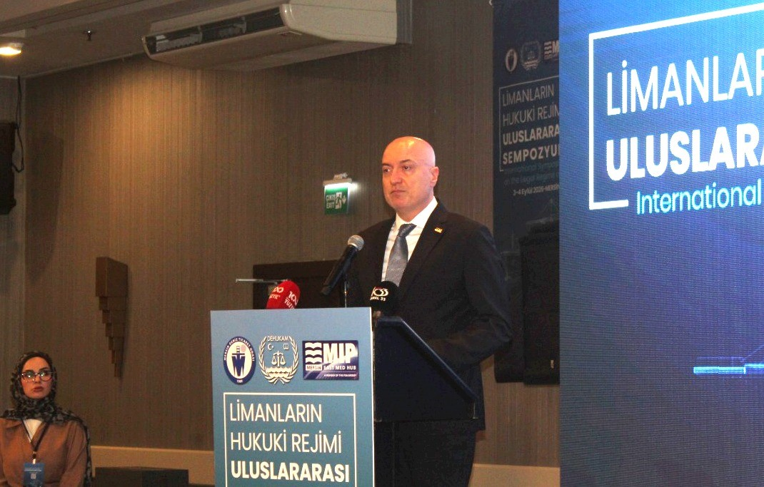 MIP FİNANS DİREKTÖRÜ ERDAL TONGUÇ, LİMANLARIN ETKİN ŞEKİLDE İŞLEMESİNİ SAĞLAYAN UNSURUN YALNIZCA FİZİKSEL ALTYAPI OLMADIĞINI BELİRTEREK, KURALLARIN, YETKİLERİN, SÖZLEŞMELERİN, SORUMLULUKLARIN VE ULUSLARARASI STANDARTLARIN BİRLİKTE ÇALIŞTIĞI BÜYÜK BİR HUKUKİ EKOSİSTEM BULUNDUĞUNU SÖYLEDİ.