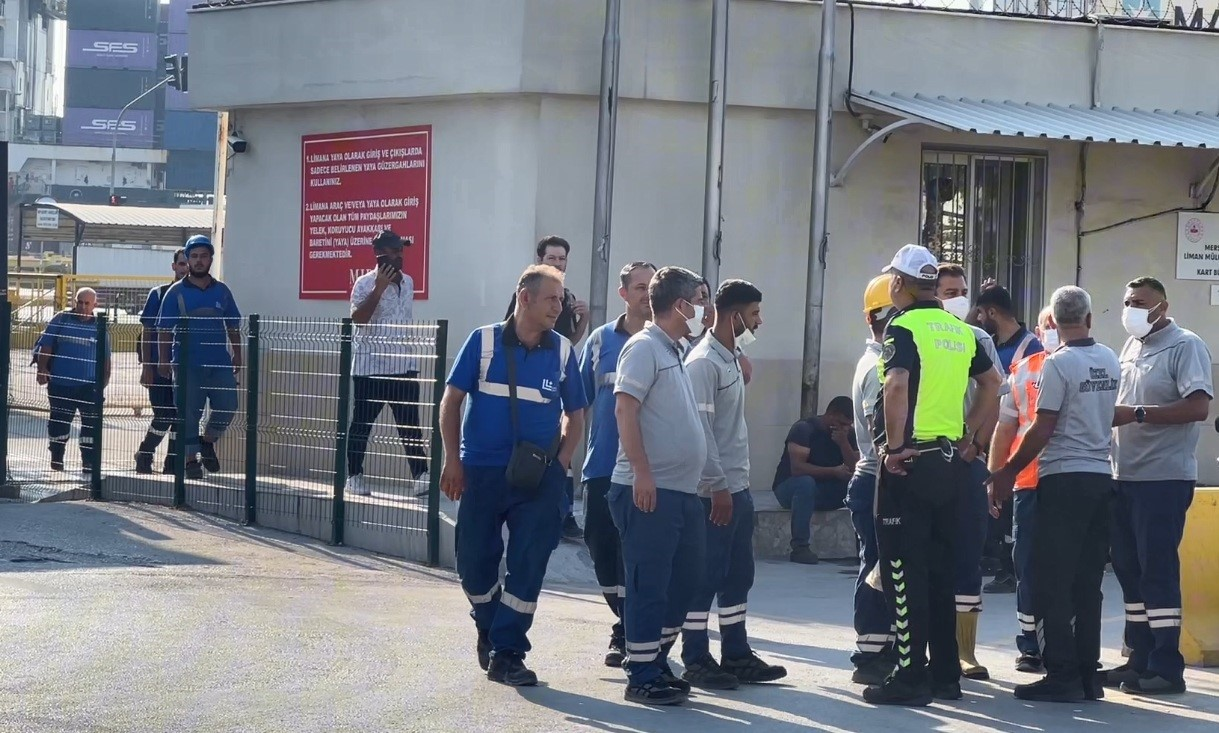 MERSİN LİMANI'NDA KİMYASAL MADDE İÇİNDE BULUNAN BİR KONTEYNERIN DELİNMESİ SONUCU SIZINTI OLDUĞU İDDİA EDİLİRKEN, BÖLGEYE SEVK EDİLEN AMBULANSLARLA ÇOK SAYIDA ÇALIŞAN HASTANEYE KALDIRILDI