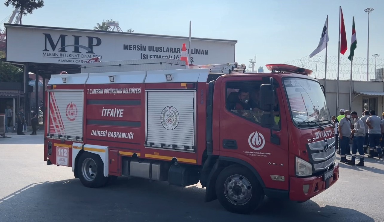 MERSİN LİMANI'NDA KİMYASAL MADDE İÇİNDE BULUNAN BİR KONTEYNERIN DELİNMESİ SONUCU SIZINTI OLDUĞU İDDİA EDİLİRKEN, BÖLGEYE SEVK EDİLEN AMBULANSLARLA ÇOK SAYIDA ÇALIŞAN HASTANEYE KALDIRILDI