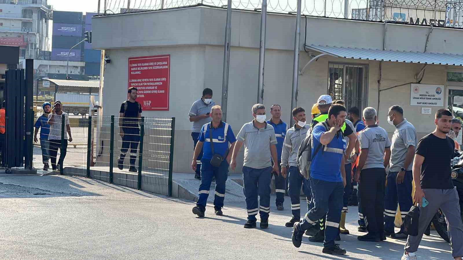MERSİN LİMANI'NDA KİMYASAL MADDE İÇİNDE BULUNAN BİR KONTEYNERIN DELİNMESİ SONUCU SIZINTI OLDUĞU İDDİA EDİLİRKEN, BÖLGEYE SEVK EDİLEN AMBULANSLARLA ÇOK SAYIDA ÇALIŞANIN HASTANEYE KALDIRILDIĞI ÖĞRENİLDİ.