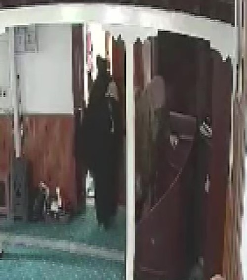 ADANA’DA NAMAZ KILMAK İÇİN CAMİYE GİDEN KADIN, CAMİNİN KADINLAR BÖLÜMÜNE MERDİVENDE ÇIKARKEN YANKESİCİLİK YÖNTEMİ İLE CÜZDANI VE 2 GRAM ALTINI ÇALINDI, O ANLAR ANBEAN GÜVENLİK KAMERASINA YANSIDI.