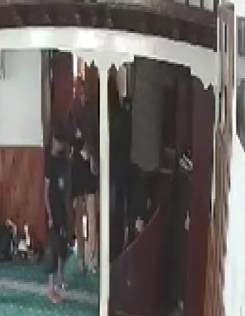 ADANA’DA NAMAZ KILMAK İÇİN CAMİYE GİDEN KADIN, CAMİNİN KADINLAR BÖLÜMÜNE MERDİVENDE ÇIKARKEN YANKESİCİLİK YÖNTEMİ İLE CÜZDANI VE 2 GRAM ALTINI ÇALINDI, O ANLAR ANBEAN GÜVENLİK KAMERASINA YANSIDI.