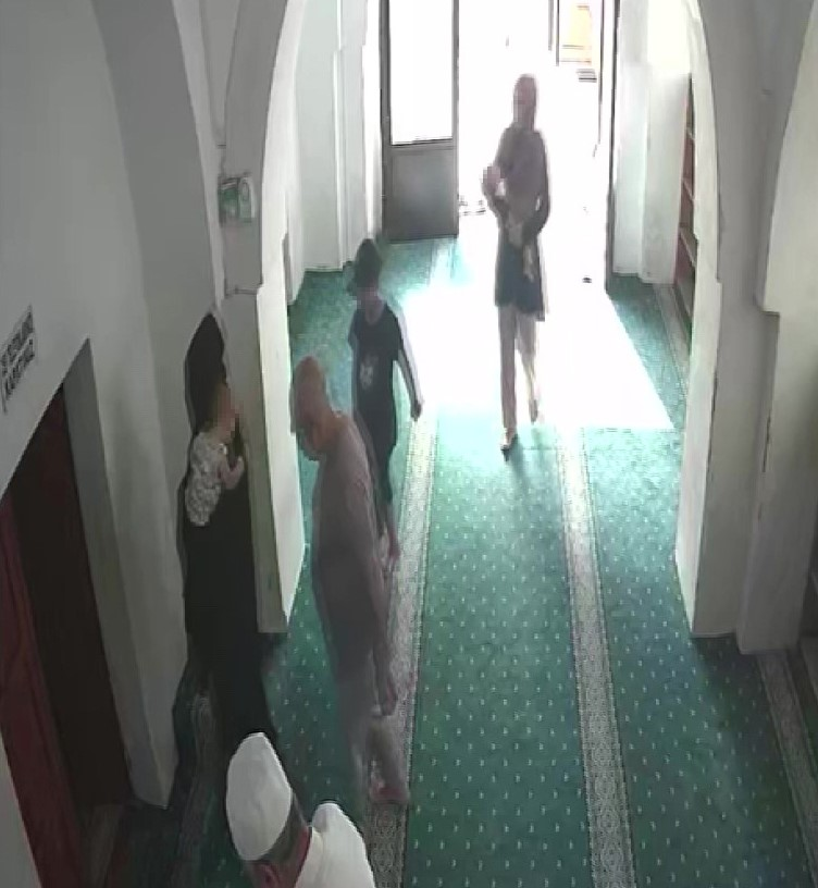 ADANA’DA NAMAZ KILMAK İÇİN CAMİYE GİDEN KADIN, CAMİNİN KADINLAR BÖLÜMÜNE MERDİVENDE ÇIKARKEN YANKESİCİLİK YÖNTEMİ İLE CÜZDANI VE 2 GRAM ALTINI ÇALINDI, O ANLAR ANBEAN GÜVENLİK KAMERASINA YANSIDI.