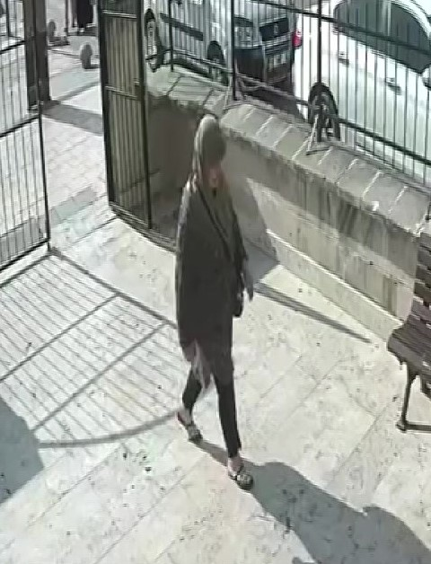 CAMİDE YANKESİCİLİK YÖNTEMİ İLE ALTINI VE CEP TELEFONU ÇALINAN KADIN GÜVENLİK KAMERASINA YANSIDI.