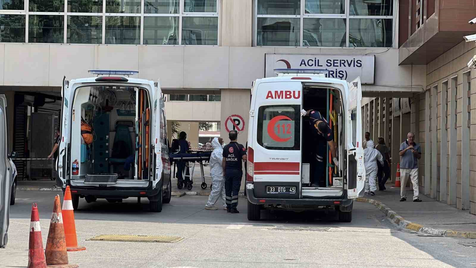 MERSİN ULUSLARARASI LİMANI'NDA İÇİNDE KİMYASAL MADDE BULUNAN BİR KONTEYNERE İŞ MAKİNESİ DEVRİLMESİ SONUCU SIZINTI YAŞANDIĞI, TEDBİR AMAÇLI 35 KİŞİ HASTANEYE SEVK EDİLDİ