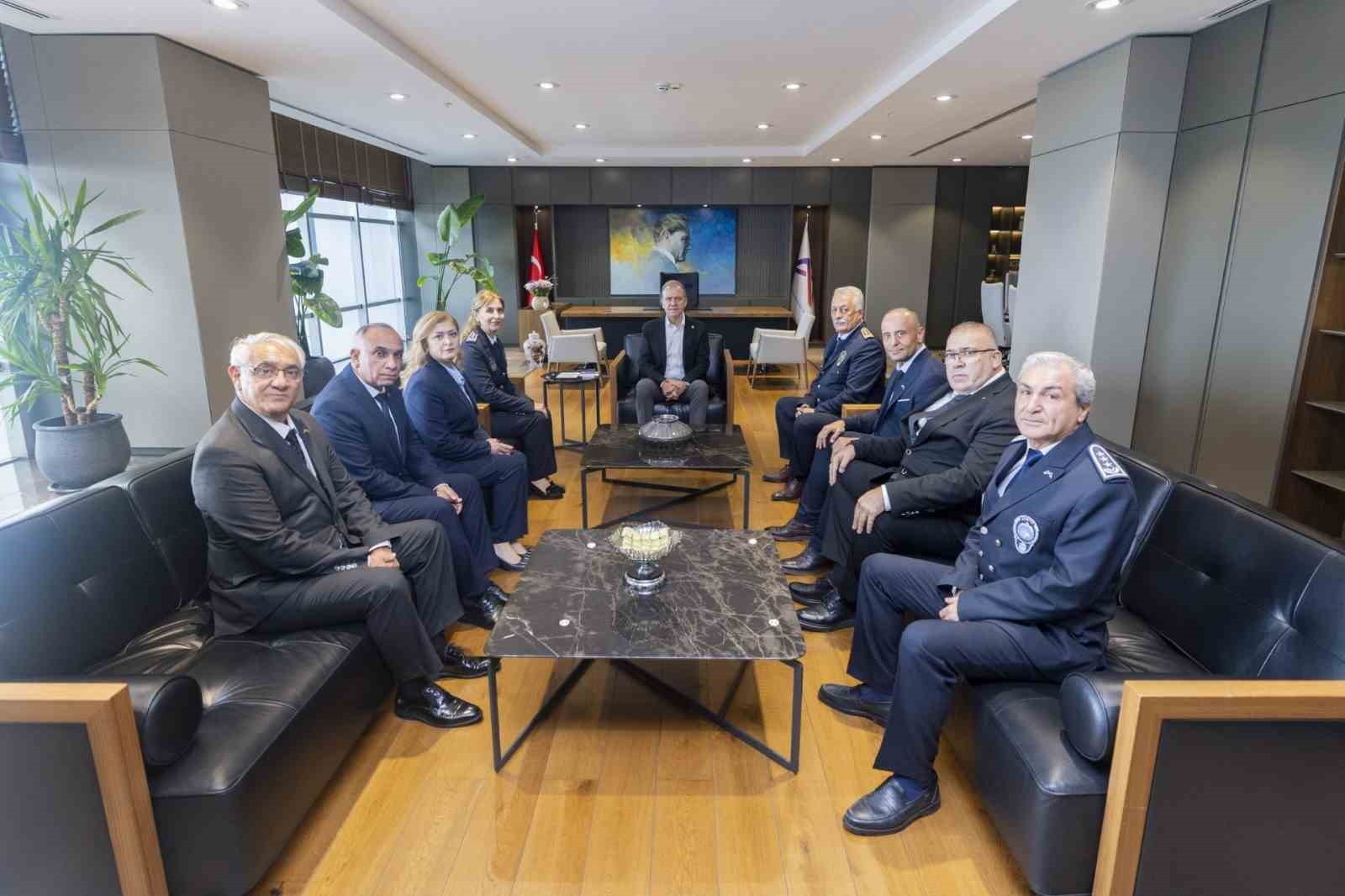 MERSİN BÜYÜKŞEHİR BELEDİYESİ ZABITA DAİRESİ BAŞKAN VEKİLİ TAYFUR BALİ İLE ZABITA DAİRESİ BAŞKANLIĞINDA GÖREV YAPAN ŞUBE MÜDÜRLERİ, ZABITA TEŞKİLATININ 200. KURULUŞ YIL DÖNÜMÜ VE ZABITA HAFTASI DOLAYISIYLA TÜRKİYE BELEDİYELER BİRLİĞİ (TBB) VE MERSİN BÜYÜKŞEHİR BELEDİYE BAŞKANI VAHAP SEÇER’İ ZİYARET ETTİ.