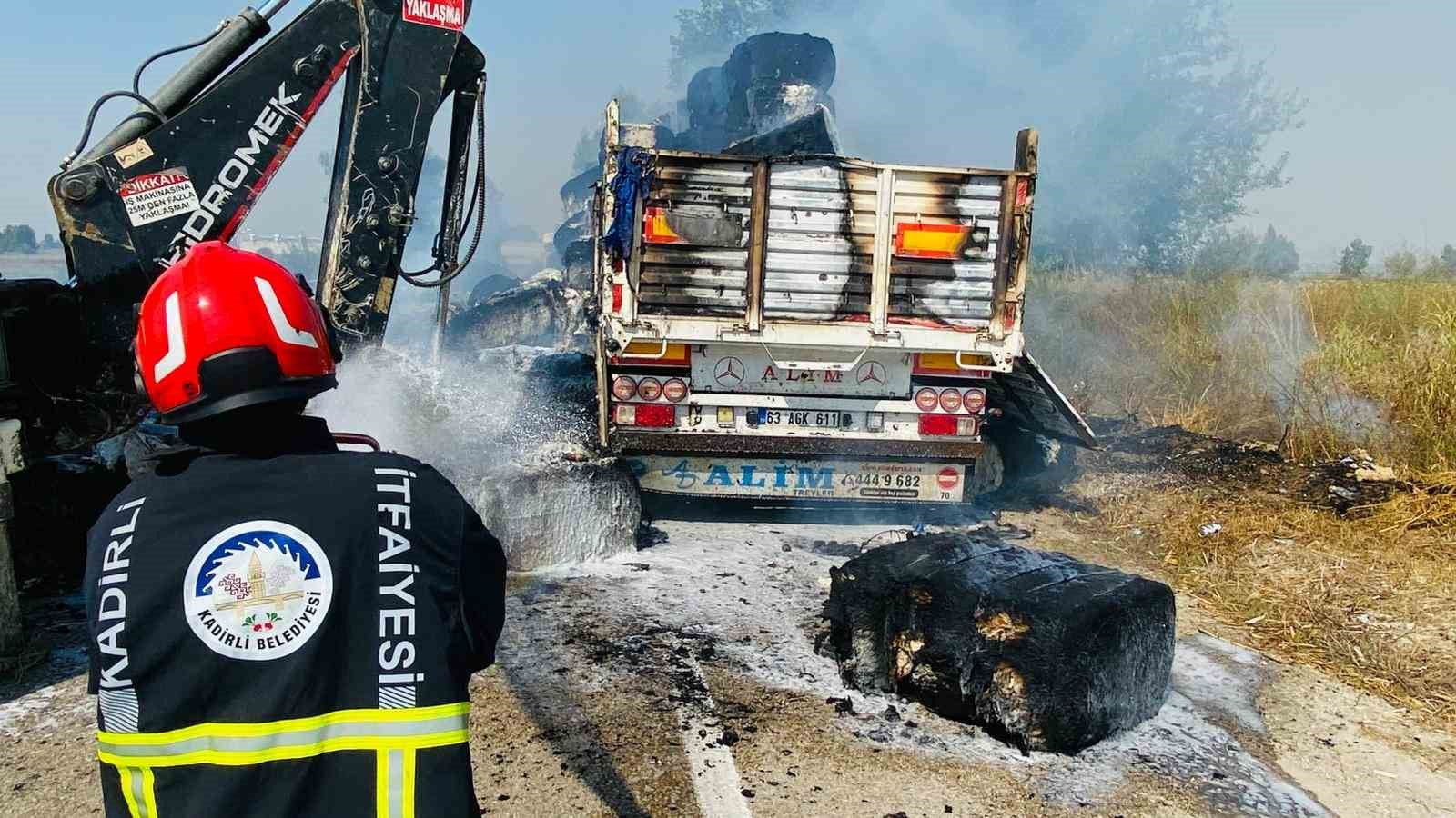 Anız yangınından sıçrayan alevler pamuk yüklü tırı yaktı