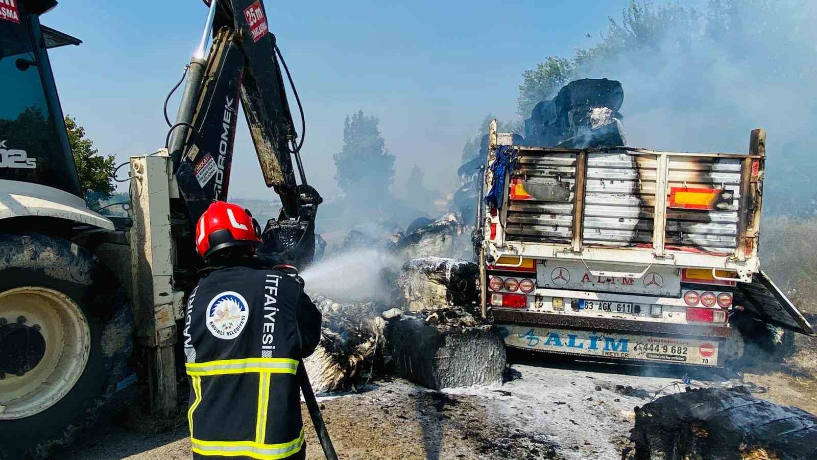 ANIZ YANGININDAN SIÇRAYAN ALEVLER PAMUK YÜKLÜ TIRI YAKTI