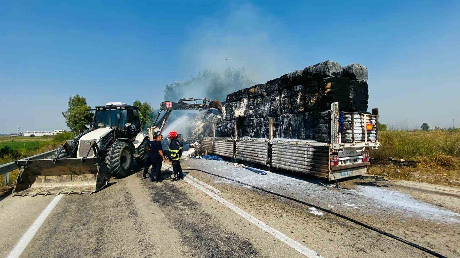 ANIZ YANGININDAN SIÇRAYAN ALEVLER PAMUK YÜKLÜ TIRI YAKTI