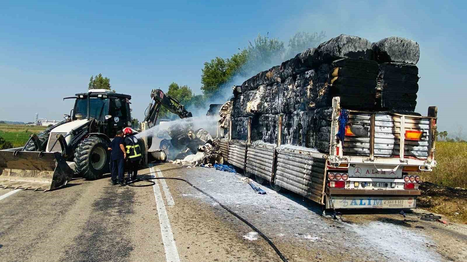 OSMANİYE’NİN KADİRLİ İLÇESİNDE ANIZ YANGININDAN SIÇRAYAN ALEVLER, SEYİR HALİNDEKİ PAMUK YÜKLÜ TIRA SIÇRADI. ARACI YOL KENARINA ÇEKEN SÜRÜCÜ, ÇEKİCİYİ DORSEDEN AYIRARAK ALEVLERİN KUPAYA ULAŞMASINI ENGELLEDİ.
