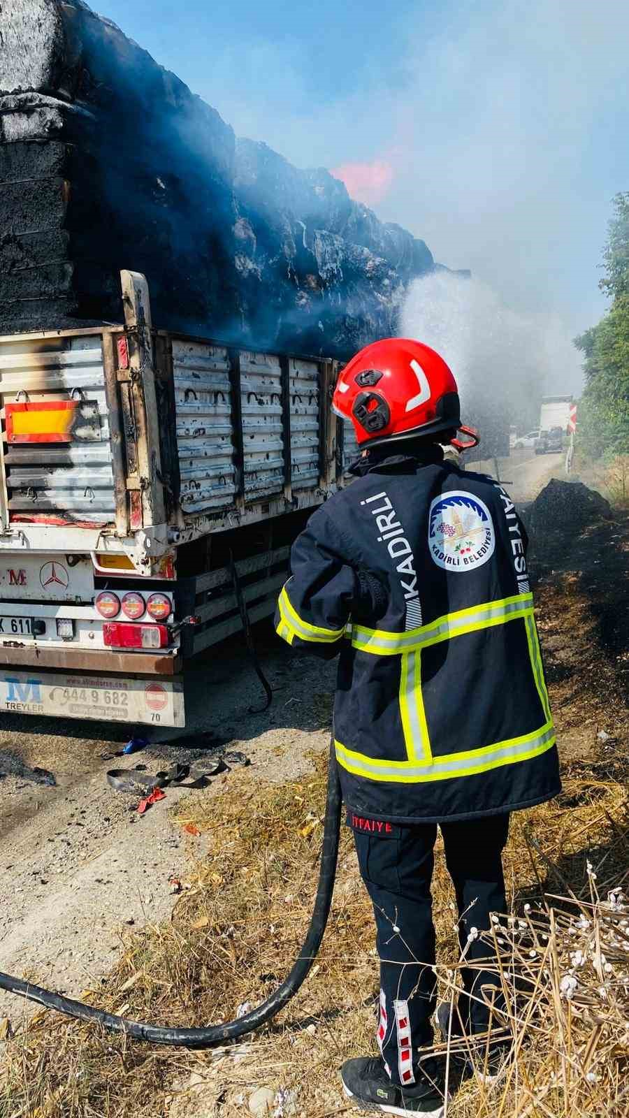 OSMANİYE’NİN KADİRLİ İLÇESİNDE ANIZ YANGININDAN SIÇRAYAN ALEVLER, SEYİR HALİNDEKİ PAMUK YÜKLÜ TIRA SIÇRADI. ARACI YOL KENARINA ÇEKEN SÜRÜCÜ, ÇEKİCİYİ DORSEDEN AYIRARAK ALEVLERİN KUPAYA ULAŞMASINI ENGELLEDİ.