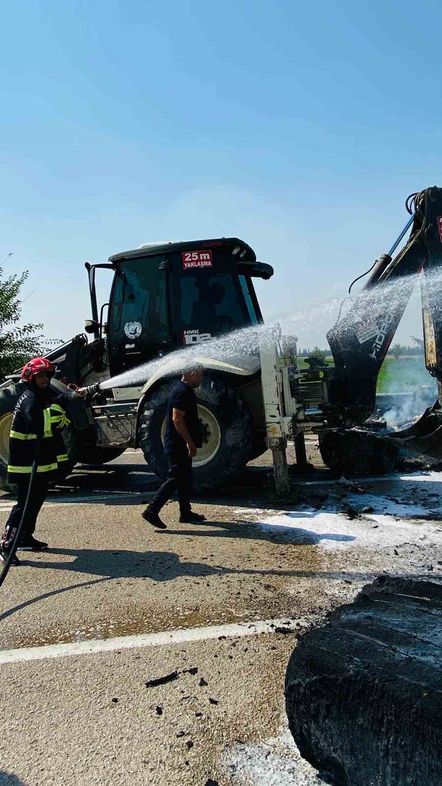 ANIZ YANGININDAN SIÇRAYAN ALEVLER PAMUK YÜKLÜ TIRI YAKTI