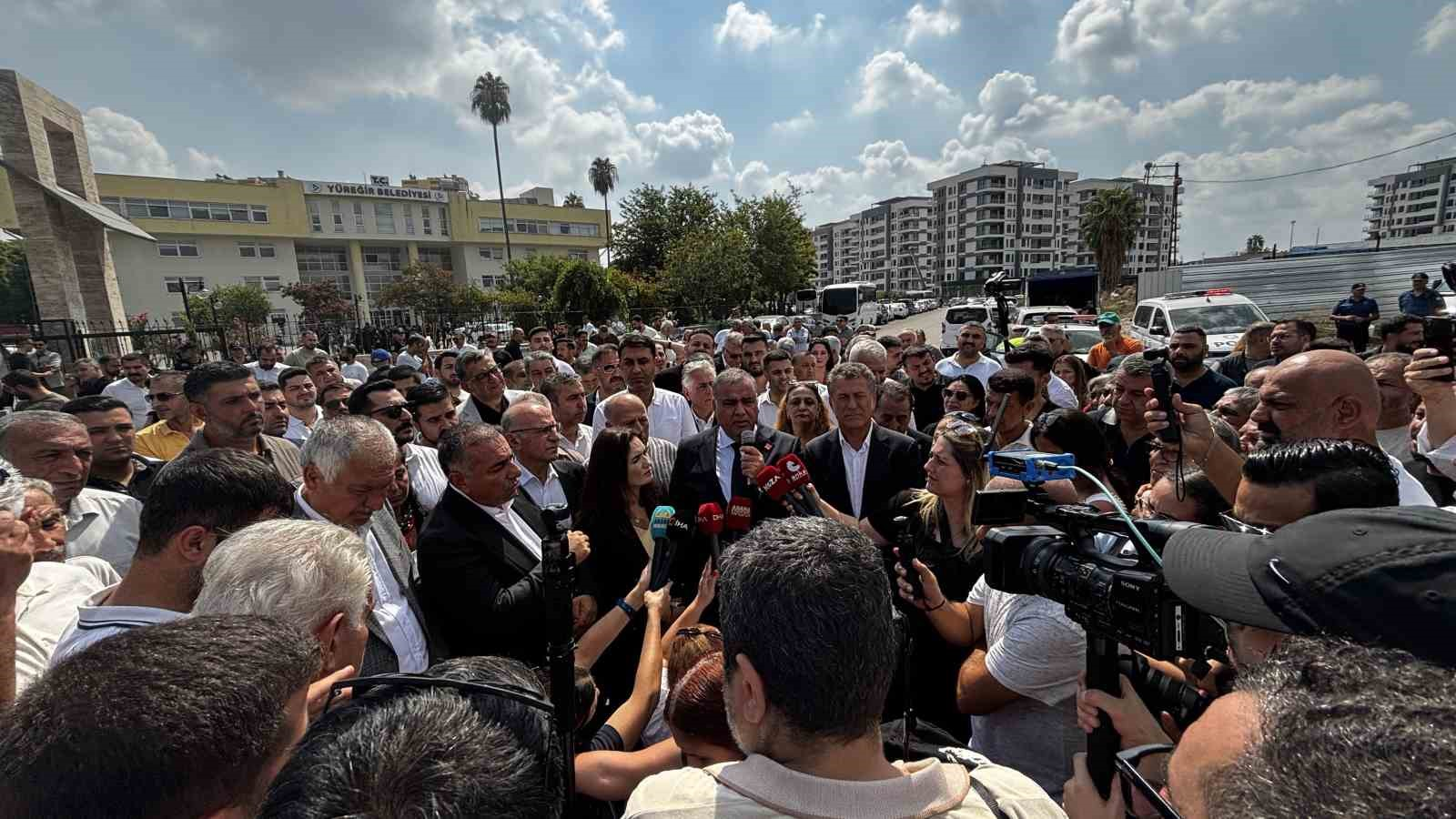 Yüreğir Belediyesi önünde başkan vekilliği kararına tepki