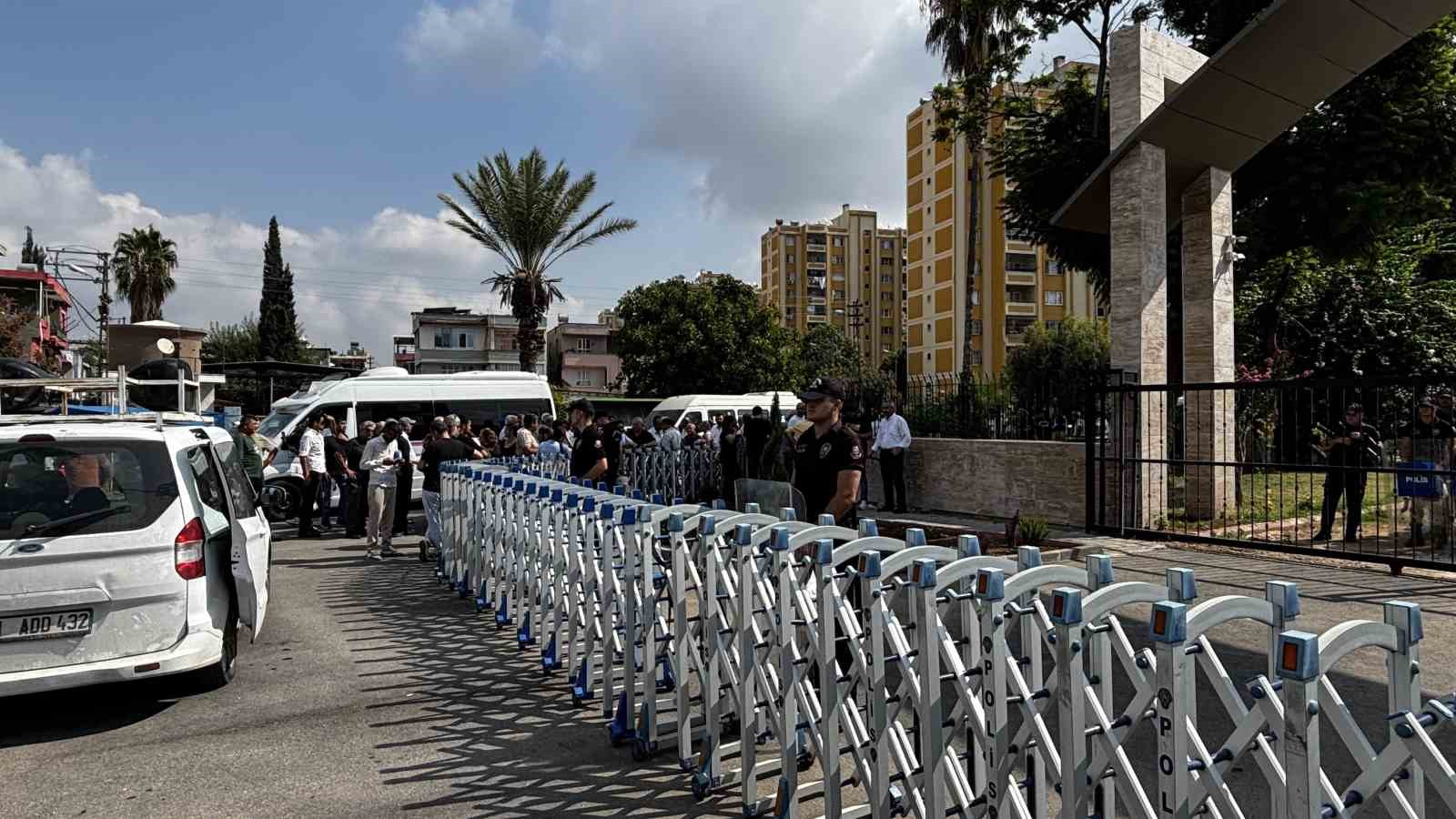ADANA’DA YÜREĞİR BELEDİYESİ’NDE BAŞKAN VEKİLLİĞİ GÖREVİNE AK PARTİ’NİN ADAYI TARIK ÖZÜNAL’IN GETİRİLMESİNİN ARDINDAN KARARA TEPKİ GÖSTEREN PARTİLİLER, BELEDİYE BİNASI ÖNÜNDE BASIN AÇIKLAMASI YAPTI.