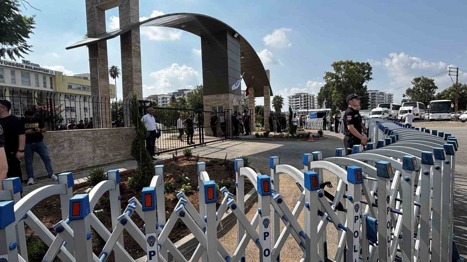 ADANA’DA YÜREĞİR BELEDİYESİ’NDE BAŞKAN VEKİLLİĞİ GÖREVİNE AK PARTİ’NİN ADAYI TARIK ÖZÜNAL’IN GETİRİLMESİNİN ARDINDAN KARARA TEPKİ GÖSTEREN PARTİLİLER, BELEDİYE BİNASI ÖNÜNDE BASIN AÇIKLAMASI YAPTI.