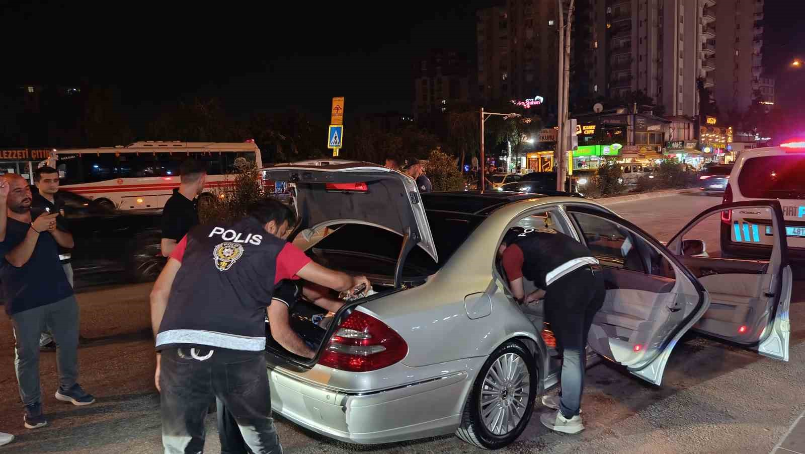 ADANA’DA BİN 594 POLİSİN KATILIMIYLA GERÇEKLEŞTİREN ‘HUZUR VE GÜVEN’ UYGULAMASINDA ÇEŞİTLİ SUÇLARDAN ARANAN 38 KİŞİ YAKALANIRKEN RUHSATSIZ SİLAHLAR DA ELE GEÇİRİLDİ. TRAFİK YÖNÜNDEN İSE 71 SÜRÜCÜYE TOPLAMDA 1 MİLYON 94 BİN TL PARA CEZASI KESİLDİ.