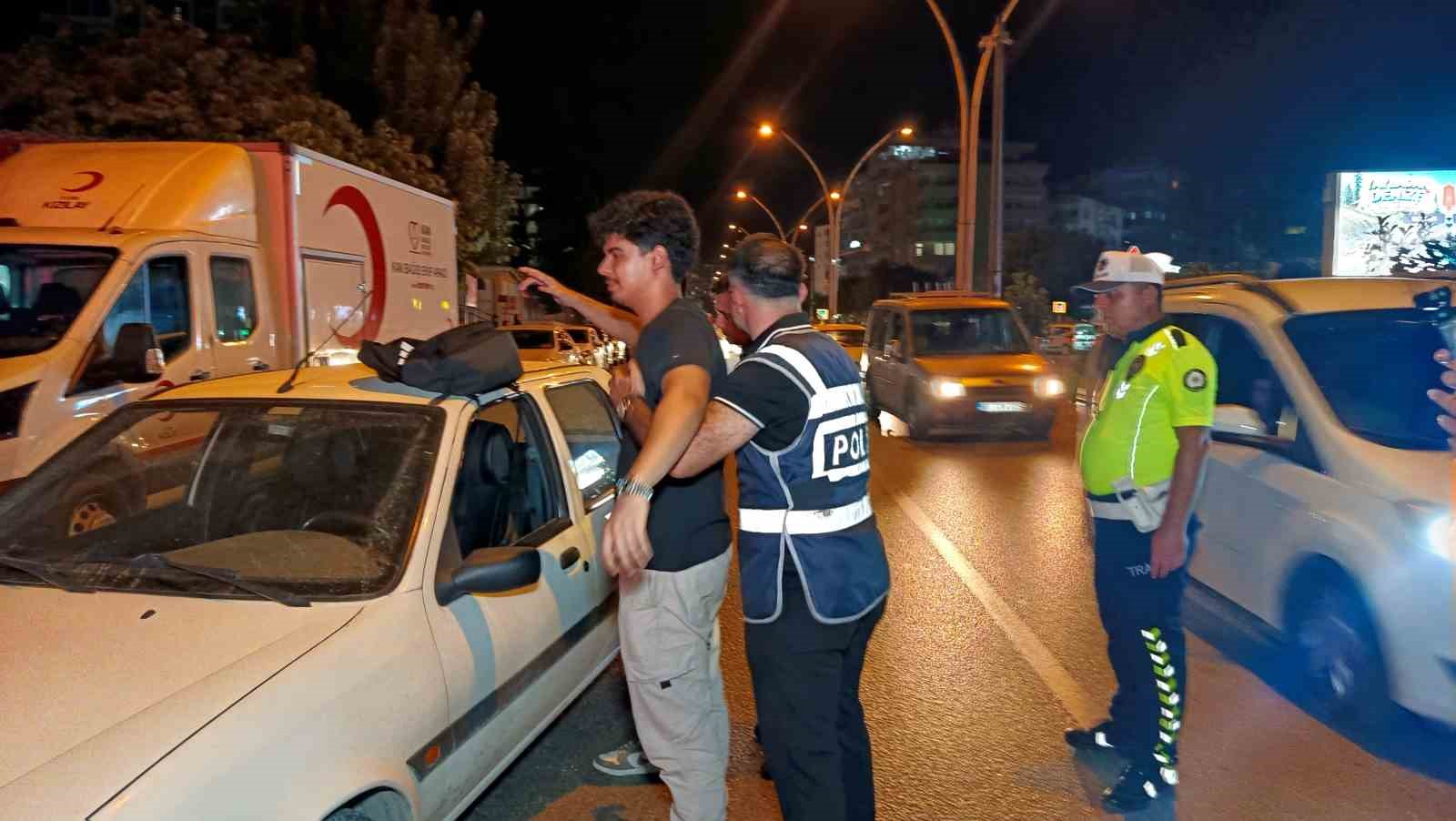 ADANA’DA BİN 594 POLİSİN KATILIMIYLA GERÇEKLEŞTİREN ‘HUZUR VE GÜVEN’ UYGULAMASINDA ÇEŞİTLİ SUÇLARDAN ARANAN 38 KİŞİ YAKALANIRKEN RUHSATSIZ SİLAHLAR DA ELE GEÇİRİLDİ. TRAFİK YÖNÜNDEN İSE 71 SÜRÜCÜYE TOPLAMDA 1 MİLYON 94 BİN TL PARA CEZASI KESİLDİ.