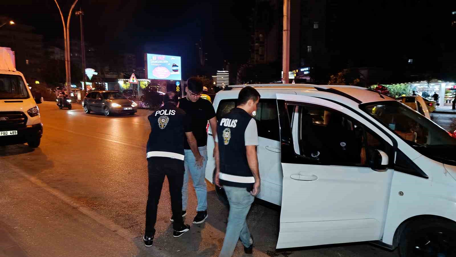 ADANA’DA BİN 594 POLİSİN KATILIMIYLA GERÇEKLEŞTİREN ‘HUZUR VE GÜVEN’ UYGULAMASINDA ÇEŞİTLİ SUÇLARDAN ARANAN 38 KİŞİ YAKALANIRKEN RUHSATSIZ SİLAHLAR DA ELE GEÇİRİLDİ. TRAFİK YÖNÜNDEN İSE 71 SÜRÜCÜYE TOPLAMDA 1 MİLYON 94 BİN TL PARA CEZASI KESİLDİ.