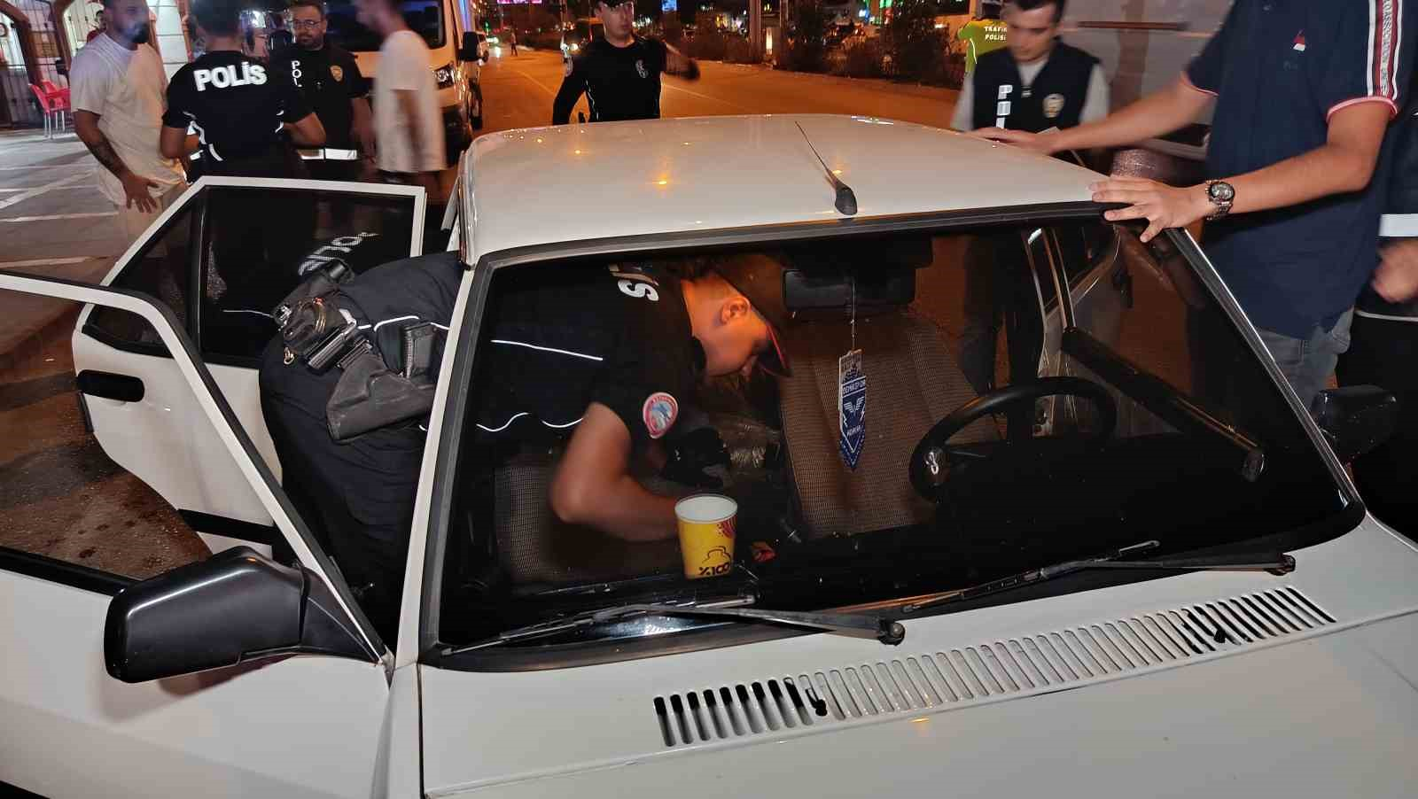ADANA’DA BİN 594 POLİSİN KATILIMIYLA GERÇEKLEŞTİREN ‘HUZUR VE GÜVEN’ UYGULAMASINDA ÇEŞİTLİ SUÇLARDAN ARANAN 38 KİŞİ YAKALANIRKEN RUHSATSIZ SİLAHLAR DA ELE GEÇİRİLDİ. TRAFİK YÖNÜNDEN İSE 71 SÜRÜCÜYE TOPLAMDA 1 MİLYON 94 BİN TL PARA CEZASI KESİLDİ.