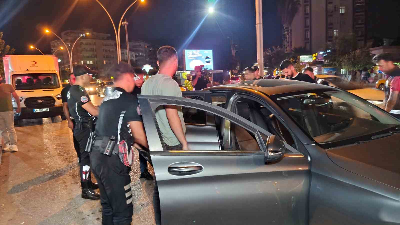 ADANA’DA BİN 594 POLİSİN KATILIMIYLA GERÇEKLEŞTİREN ‘HUZUR VE GÜVEN’ UYGULAMASINDA ÇEŞİTLİ SUÇLARDAN ARANAN 38 KİŞİ YAKALANIRKEN RUHSATSIZ SİLAHLAR DA ELE GEÇİRİLDİ. TRAFİK YÖNÜNDEN İSE 71 SÜRÜCÜYE TOPLAMDA 1 MİLYON 94 BİN TL PARA CEZASI KESİLDİ.
