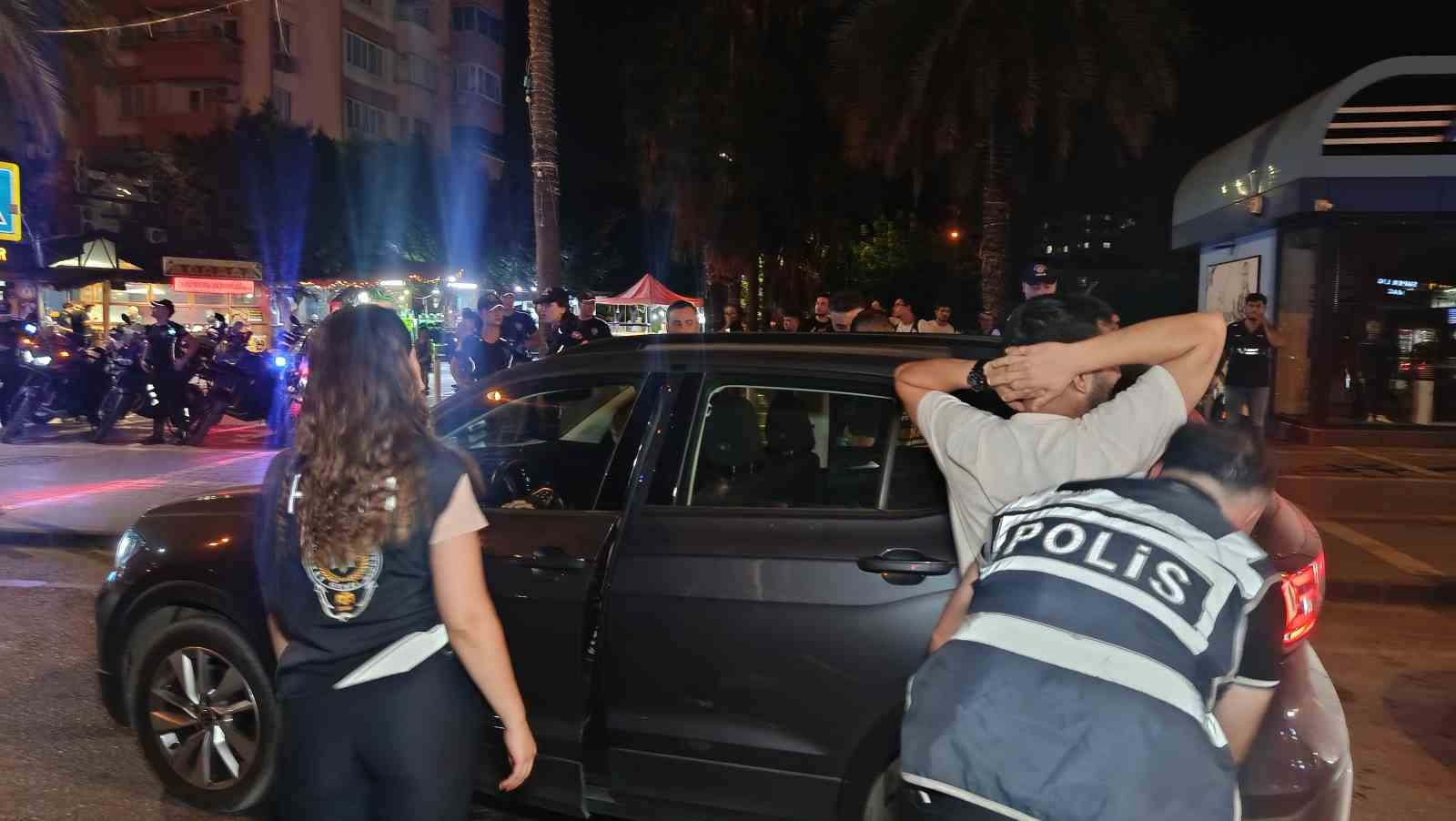 ADANA’DA BİN 594 POLİSİN KATILIMIYLA GERÇEKLEŞTİREN ‘HUZUR VE GÜVEN’ UYGULAMASINDA ÇEŞİTLİ SUÇLARDAN ARANAN 38 KİŞİ YAKALANIRKEN RUHSATSIZ SİLAHLAR DA ELE GEÇİRİLDİ. TRAFİK YÖNÜNDEN İSE 71 SÜRÜCÜYE TOPLAMDA 1 MİLYON 94 BİN TL PARA CEZASI KESİLDİ.