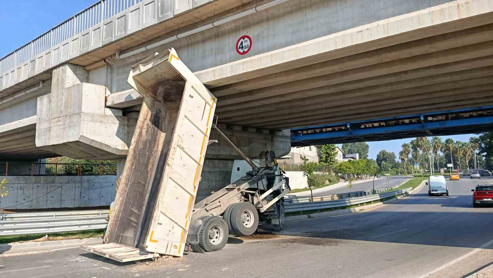 ASKİ kamyonunun damperi köprüde takılı kaldı