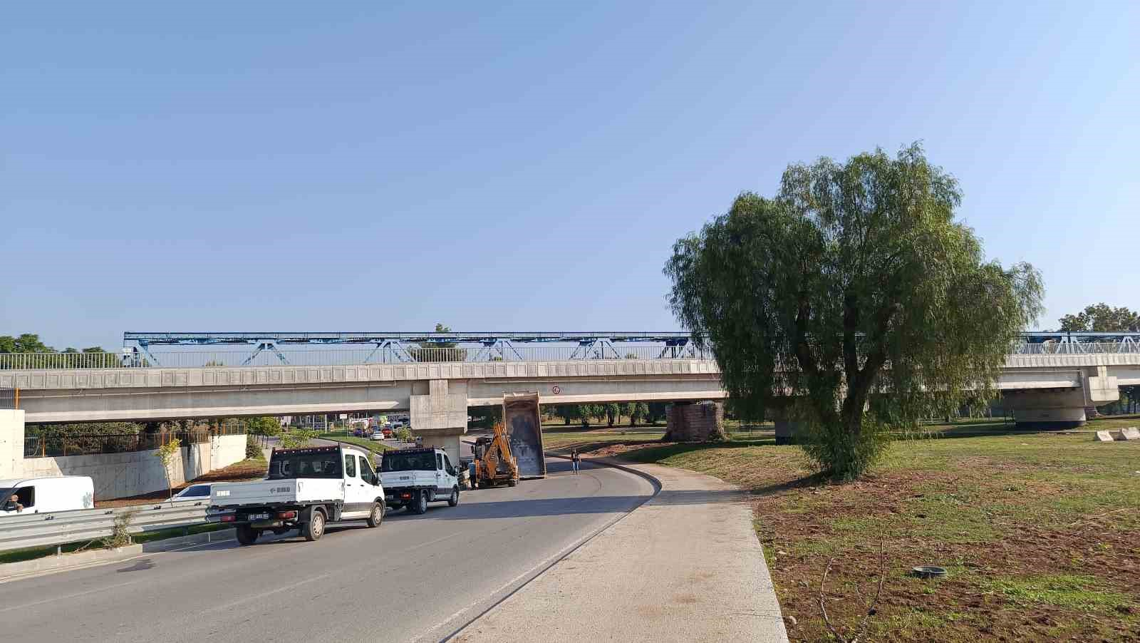 ADANA'DA SEYİR HALİNDEYKEN DAMPERİ AÇILAN ASKİ'YE AİT KAMYON, HIZLI TREN KÖPRÜSÜNÜN ALTINDAN GEÇMEK İSTERKEN KÖPRÜYE TAKILDI