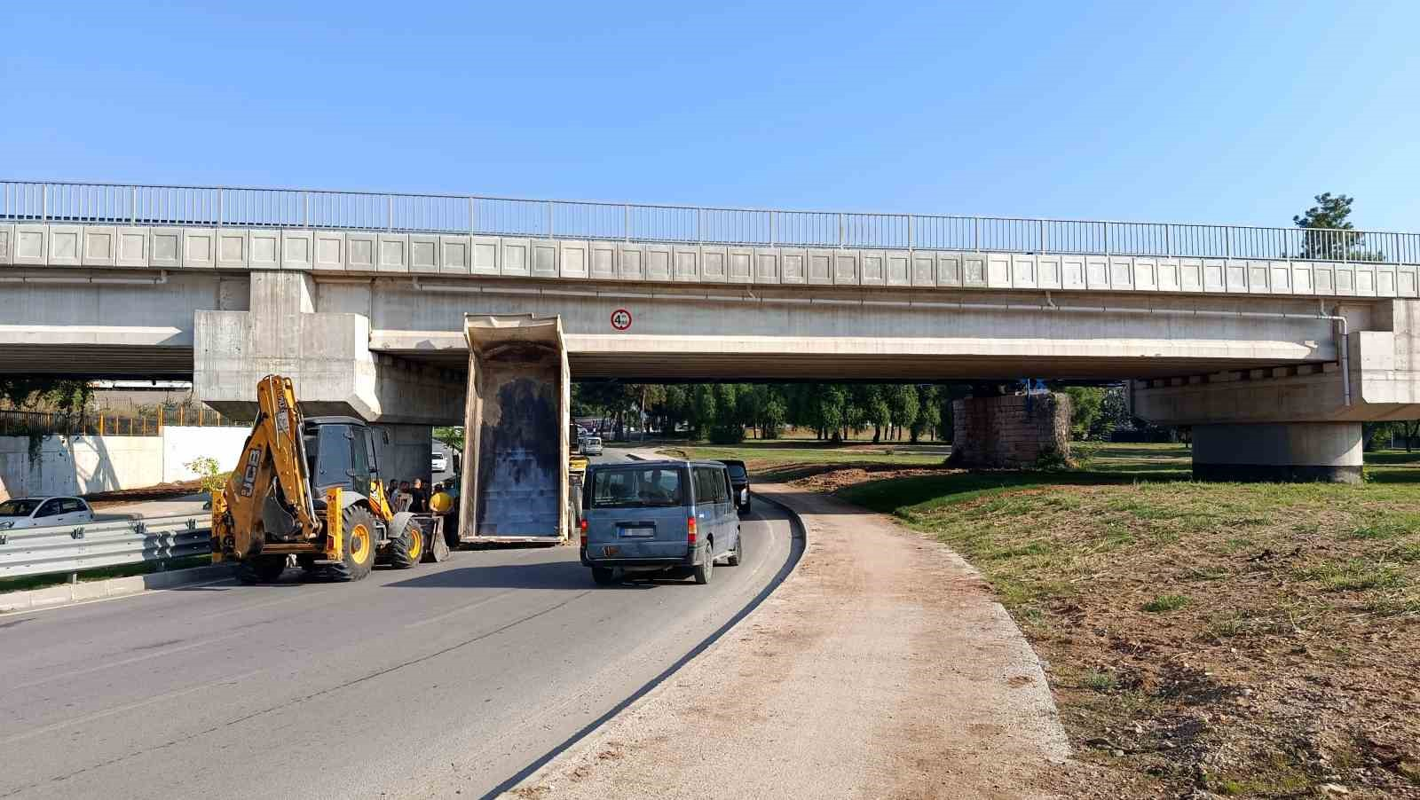 ADANA'DA SEYİR HALİNDEYKEN DAMPERİ AÇILAN ASKİ'YE AİT KAMYON, HIZLI TREN KÖPRÜSÜNÜN ALTINDAN GEÇMEK İSTERKEN KÖPRÜYE TAKILDI