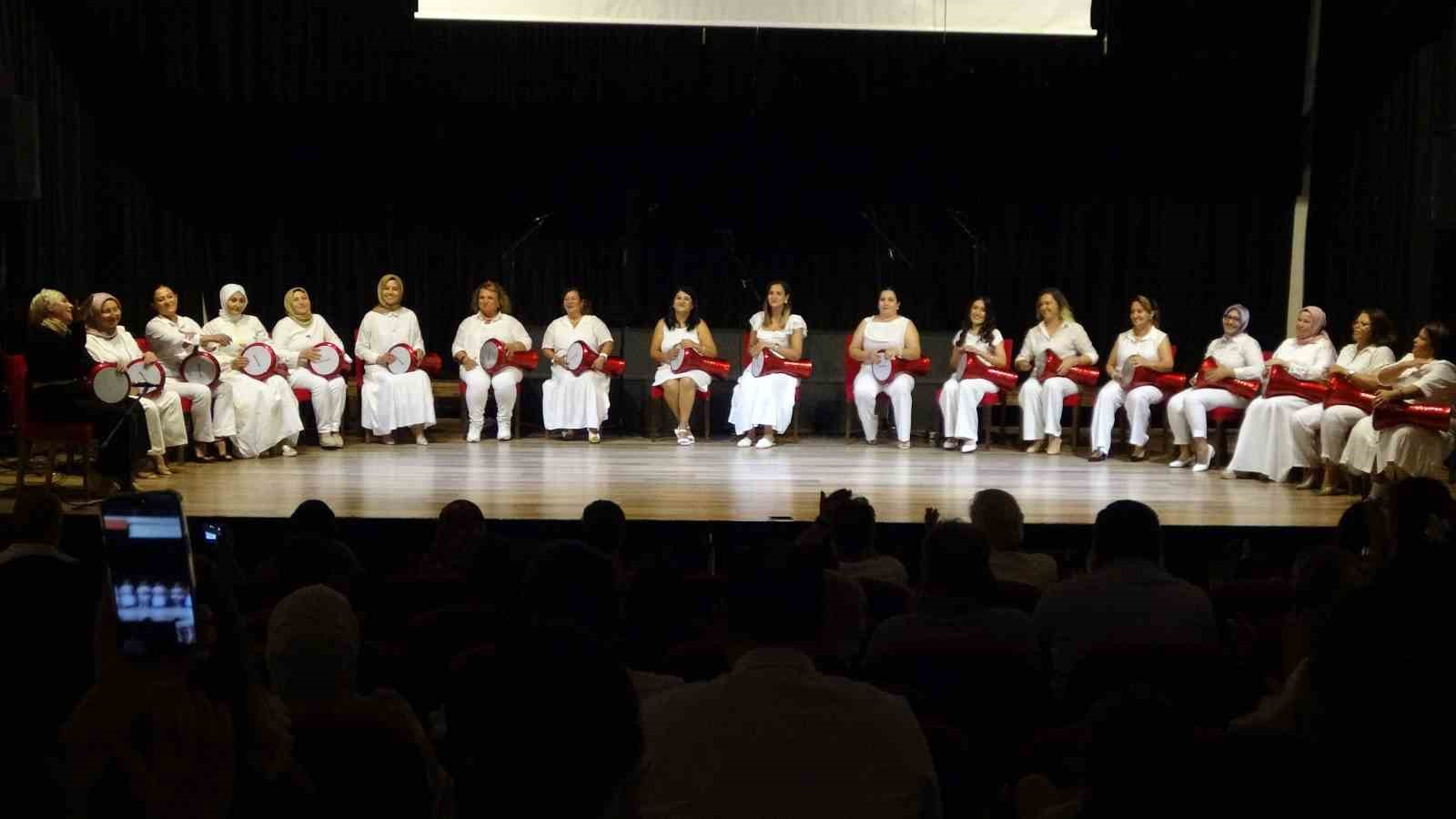 MERSİN'İN ERDEMLİ İLÇESİNDE YAZ KURSLARINDA EĞİTİM ALAN ÇOCUKLAR, GENÇLER VE KADINLAR DÜZENLENEN KONSERDE YETENEKLERİNİ SERGİLEDİ. ÇOCUKLARIN GÖSTERİLERİNDEN KADINLARIN RİTİM GRUBUNA KADAR SAHNELENEN GÖSTERİLER AYAKTA ALKIŞLANDI.