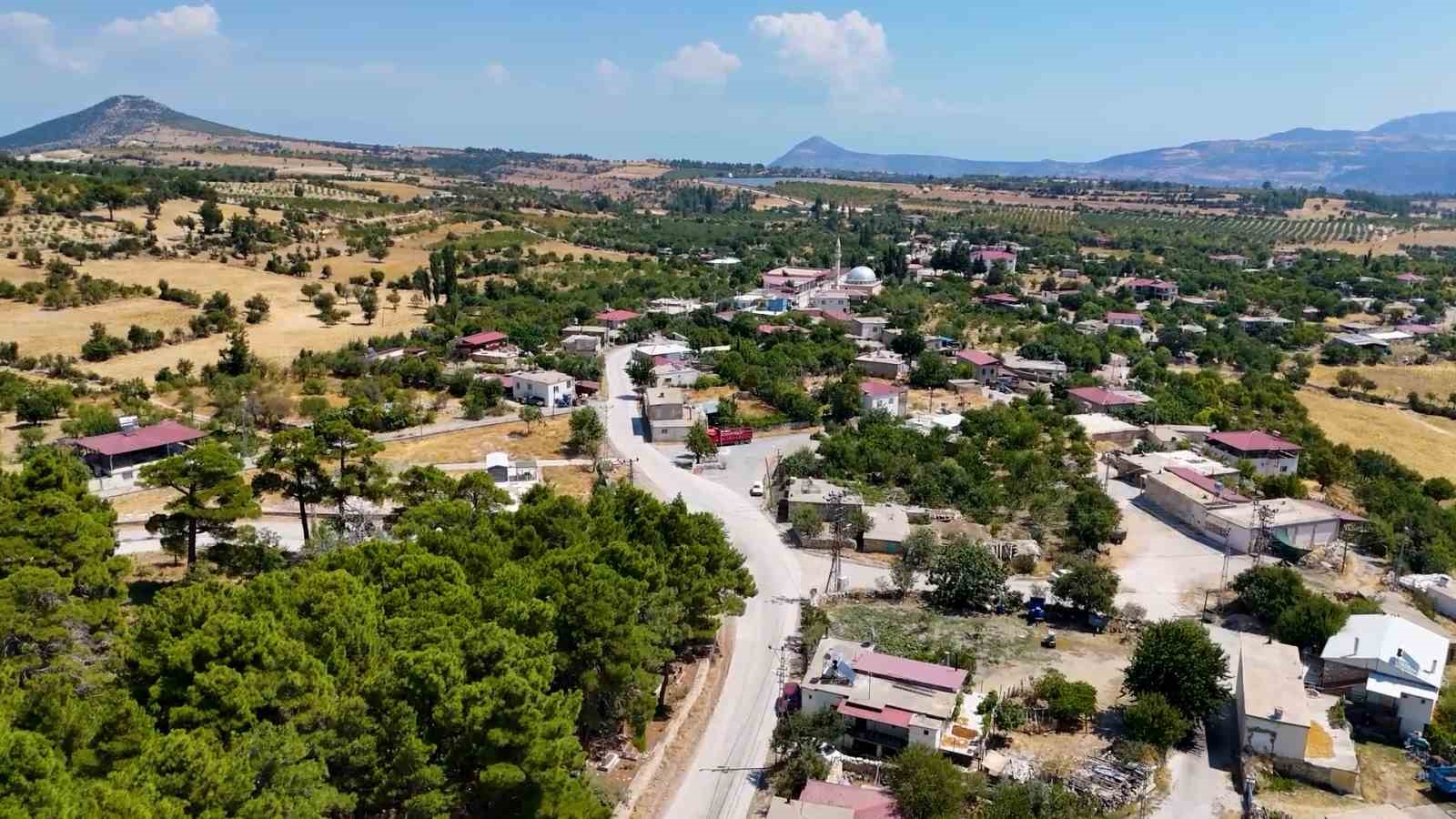 MERSİN’DE GÜLNAR İLE MUT İLÇELERİNİ BİRBİRİNE BAĞLAYAN VE 5 MAHALLENİN YOĞUN OLARAK KULLANDIĞI 35 KİLOMETRELİK GRUP YOLUNDA ÇALIŞMALAR TAMAMLANDI. DAR VE KESKİN VİRAJLARI NEDENİYLE ÖZELLİKLE TIR VE OKUL SERVİSLERİNİN ULAŞIMDA GÜÇLÜK YAŞADIĞI YOL GENİŞLETİLEREK ÇİFT KAT SATHİ KAPLAMA ASFALTLA YENİLENDİ.