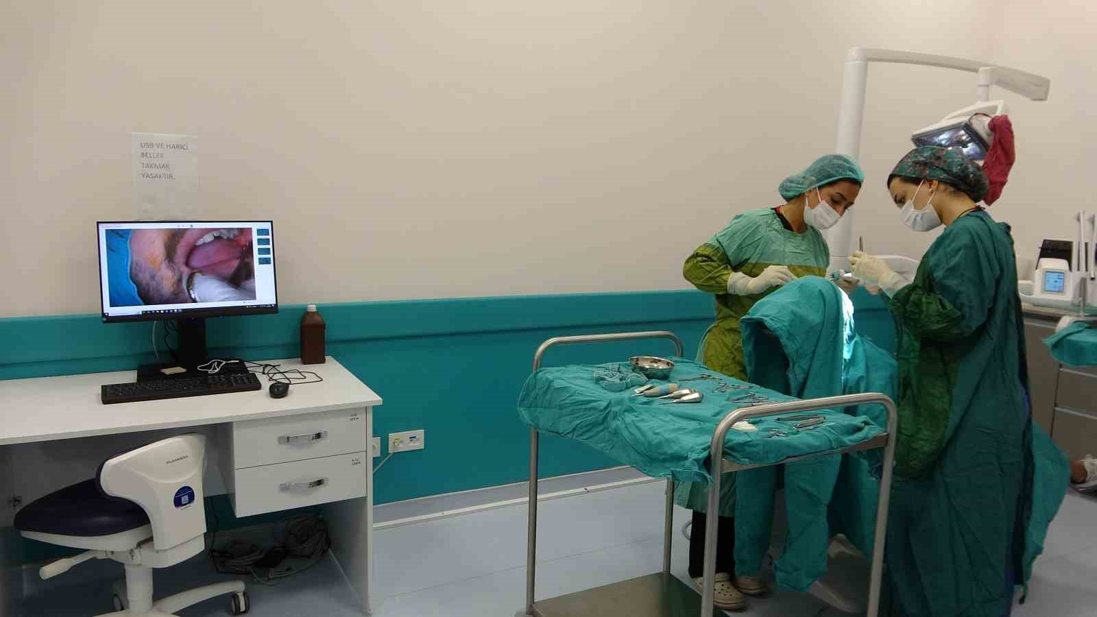 MERSİN ÜNİVERSİTESİ DİŞ HEKİMLİĞİ HASTANESİ, YAPAY ZEKA DESTEKLİ 3 BOYUTLU TOMOGRAFİ, SANAL GERÇEKLİK SİMÜLATÖRÜ VE YENİLENEN LABORATUVARLARIYLA TEKNOLOJİK ALTYAPISINI GÜÇLENDİRDİ.