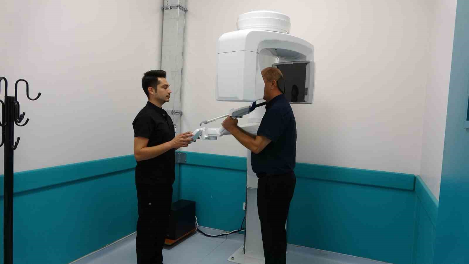 MERSİN ÜNİVERSİTESİ DİŞ HEKİMLİĞİ HASTANESİ, YAPAY ZEKA DESTEKLİ 3 BOYUTLU TOMOGRAFİ, SANAL GERÇEKLİK SİMÜLATÖRÜ VE YENİLENEN LABORATUVARLARIYLA TEKNOLOJİK ALTYAPISINI GÜÇLENDİRDİ.
