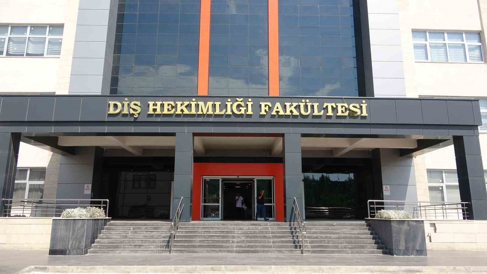 MERSİN ÜNİVERSİTESİ DİŞ HEKİMLİĞİ HASTANESİ, YAPAY ZEKA DESTEKLİ 3 BOYUTLU TOMOGRAFİ, SANAL GERÇEKLİK SİMÜLATÖRÜ VE YENİLENEN LABORATUVARLARIYLA TEKNOLOJİK ALTYAPISINI GÜÇLENDİRDİ.