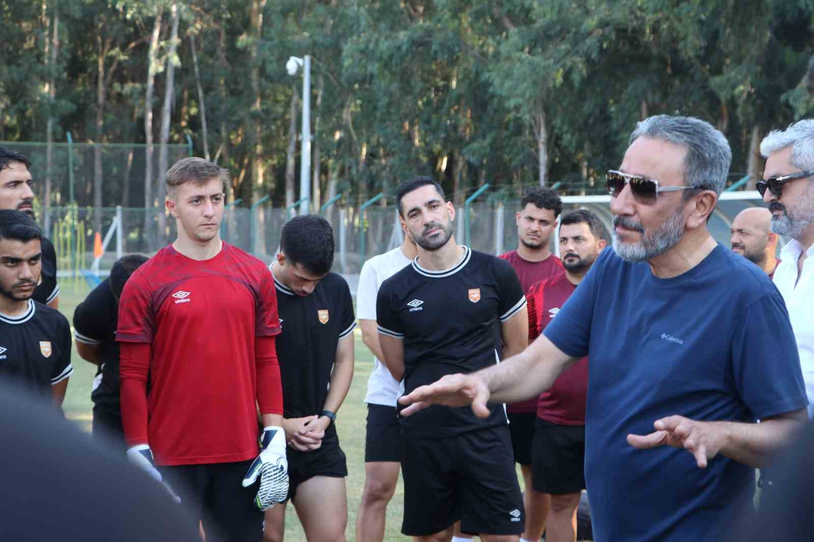 2. LİG’DE MÜCADELE EDEN ADANA 01 FK, YENİ SEZONDA 1. LİG HEDEFİYLE ÇALIŞMALARINI SÜRDÜRÜRKEN, KULÜP BAŞKANI MENDERES KUTLU, TAKIMIN SON İKİ SEZONDA ORTAYA KOYDUĞU MÜCADELEYE DİKKAT ÇEKEREK, “FUTBOLDA HER ŞEYİN PARAYLA DÖNMEDİĞİNİ, YERİ GELDİĞİNDE YÜREKLE OYNANDIĞINI İKİ SENEDİR GÖSTERİYORUZ VE BU SENE DE GÖSTERECEĞİZ” DEDİ.
