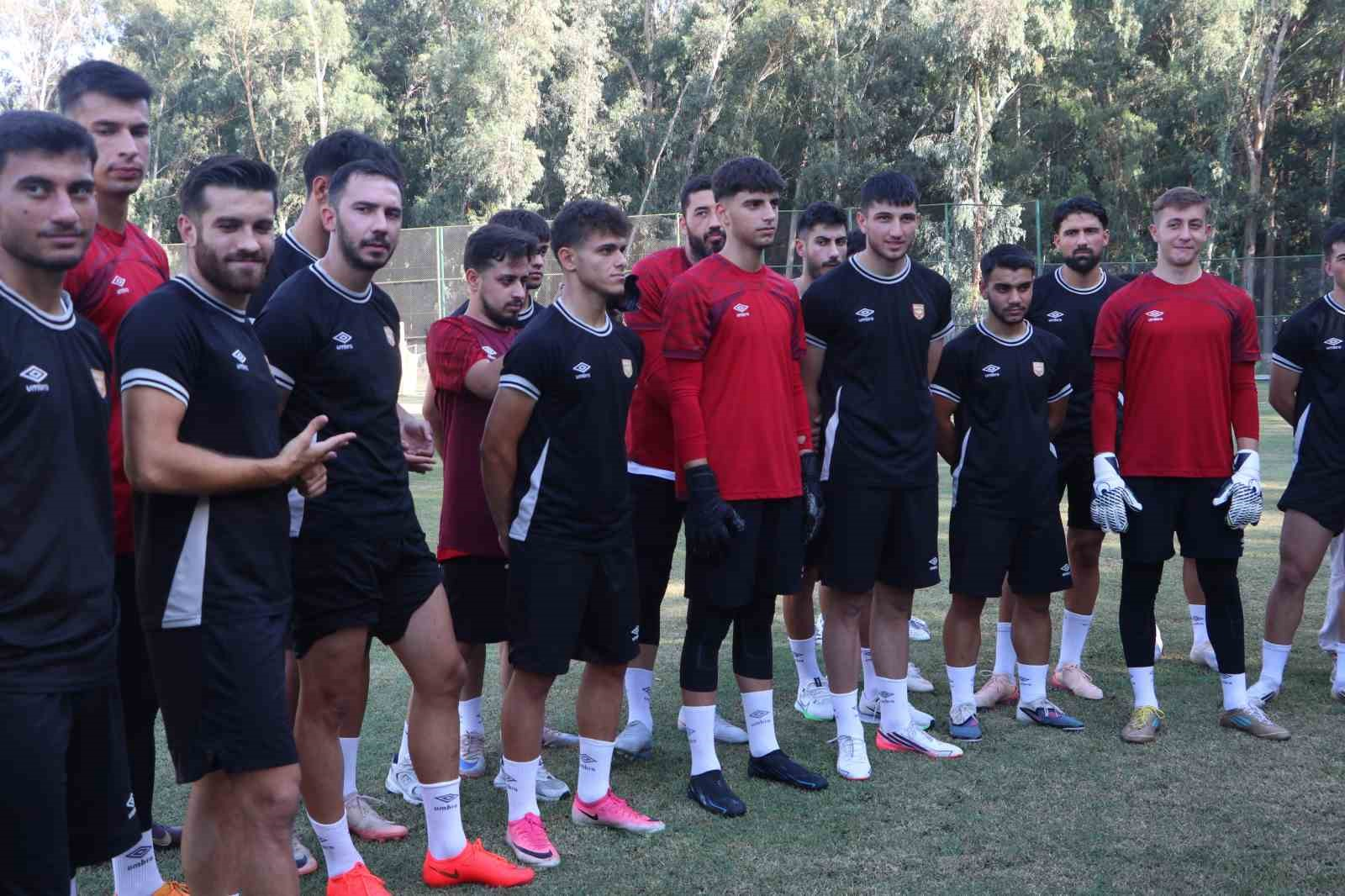 2. LİG’DE MÜCADELE EDEN ADANA 01 FK, YENİ SEZONDA 1. LİG HEDEFİYLE ÇALIŞMALARINI SÜRDÜRÜRKEN, KULÜP BAŞKANI MENDERES KUTLU, TAKIMIN SON İKİ SEZONDA ORTAYA KOYDUĞU MÜCADELEYE DİKKAT ÇEKEREK, “FUTBOLDA HER ŞEYİN PARAYLA DÖNMEDİĞİNİ, YERİ GELDİĞİNDE YÜREKLE OYNANDIĞINI İKİ SENEDİR GÖSTERİYORUZ VE BU SENE DE GÖSTERECEĞİZ” DEDİ.