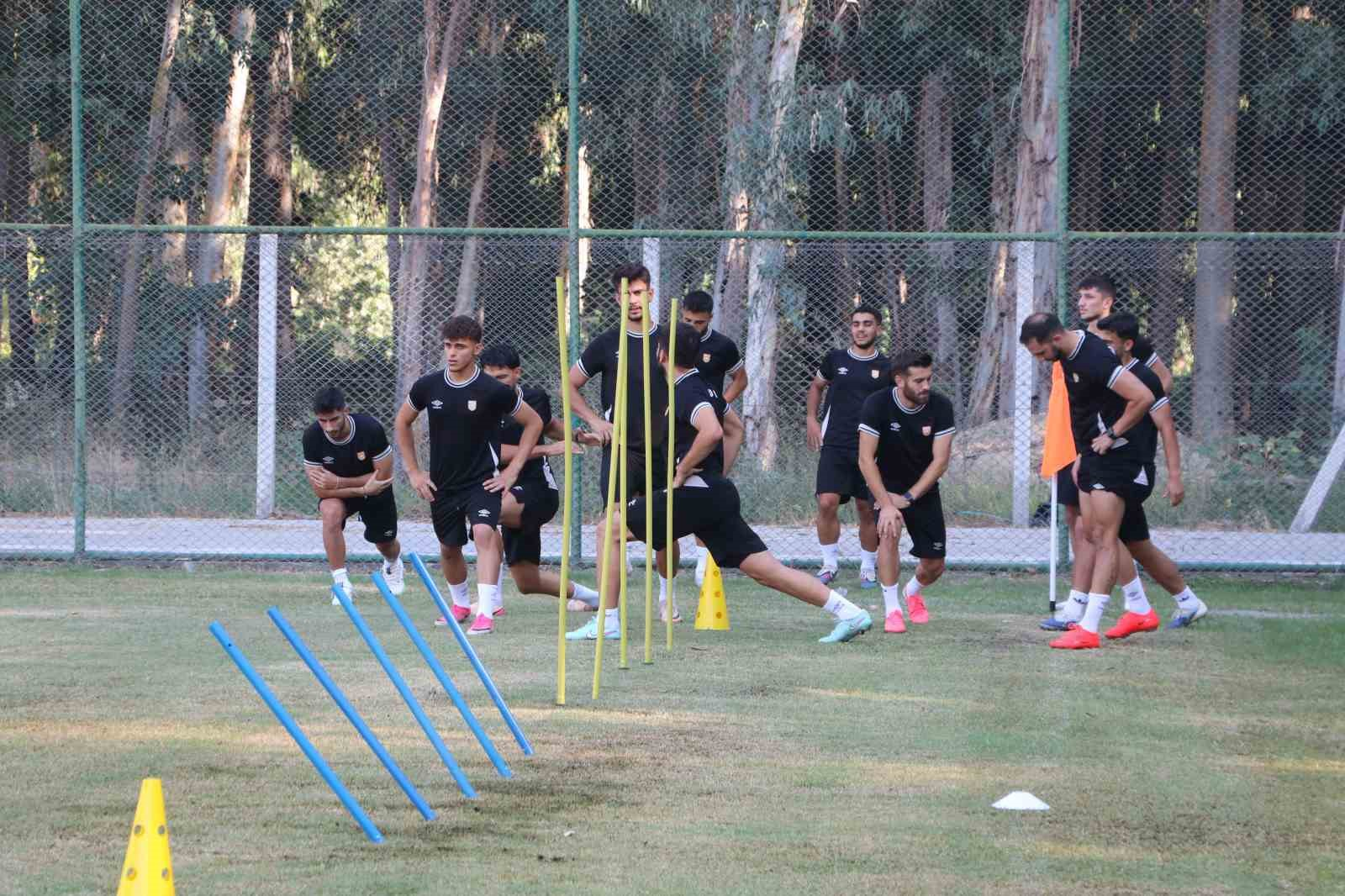 2. LİG’DE MÜCADELE EDEN ADANA 01 FK, YENİ SEZONDA 1. LİG HEDEFİYLE ÇALIŞMALARINI SÜRDÜRÜRKEN, KULÜP BAŞKANI MENDERES KUTLU, TAKIMIN SON İKİ SEZONDA ORTAYA KOYDUĞU MÜCADELEYE DİKKAT ÇEKEREK, “FUTBOLDA HER ŞEYİN PARAYLA DÖNMEDİĞİNİ, YERİ GELDİĞİNDE YÜREKLE OYNANDIĞINI İKİ SENEDİR GÖSTERİYORUZ VE BU SENE DE GÖSTERECEĞİZ” DEDİ.