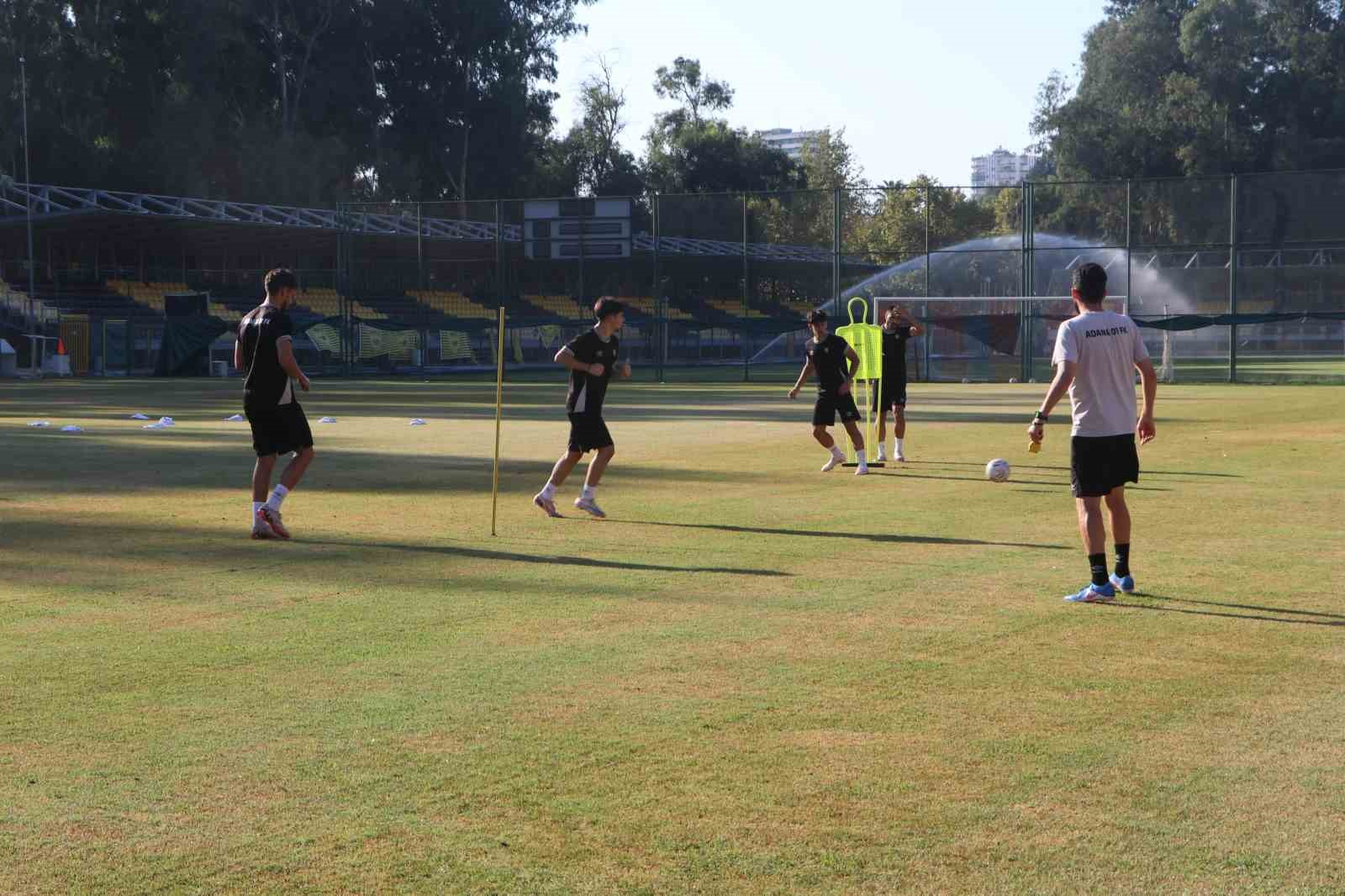 2. LİG’DE MÜCADELE EDEN ADANA 01 FK, YENİ SEZONDA 1. LİG HEDEFİYLE ÇALIŞMALARINI SÜRDÜRÜRKEN, KULÜP BAŞKANI MENDERES KUTLU, TAKIMIN SON İKİ SEZONDA ORTAYA KOYDUĞU MÜCADELEYE DİKKAT ÇEKEREK, “FUTBOLDA HER ŞEYİN PARAYLA DÖNMEDİĞİNİ, YERİ GELDİĞİNDE YÜREKLE OYNANDIĞINI İKİ SENEDİR GÖSTERİYORUZ VE BU SENE DE GÖSTERECEĞİZ” DEDİ.