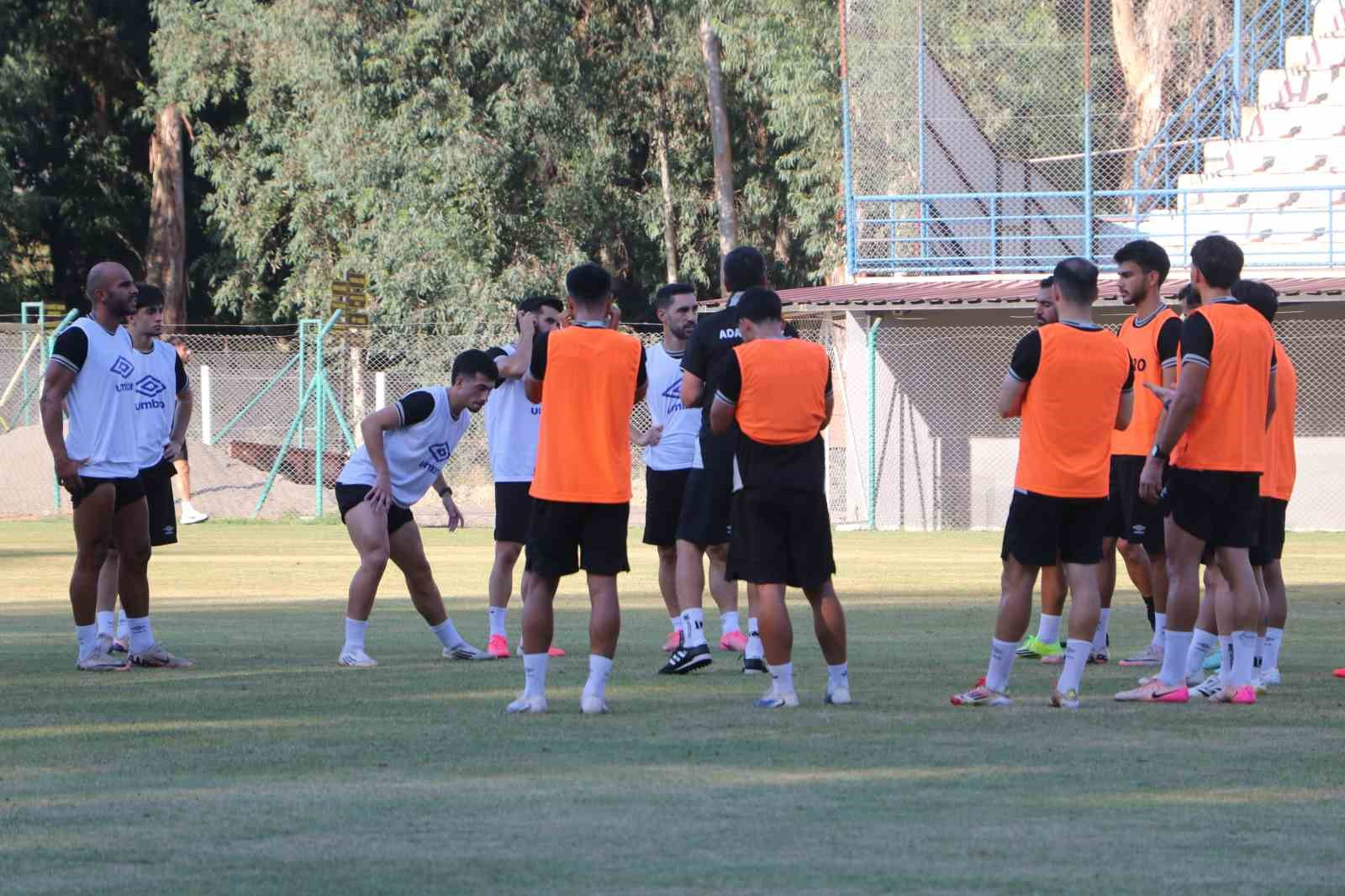 2. LİG’DE MÜCADELE EDEN ADANA 01 FK, YENİ SEZONDA 1. LİG HEDEFİYLE ÇALIŞMALARINI SÜRDÜRÜRKEN, KULÜP BAŞKANI MENDERES KUTLU, TAKIMIN SON İKİ SEZONDA ORTAYA KOYDUĞU MÜCADELEYE DİKKAT ÇEKEREK, “FUTBOLDA HER ŞEYİN PARAYLA DÖNMEDİĞİNİ, YERİ GELDİĞİNDE YÜREKLE OYNANDIĞINI İKİ SENEDİR GÖSTERİYORUZ VE BU SENE DE GÖSTERECEĞİZ” DEDİ.