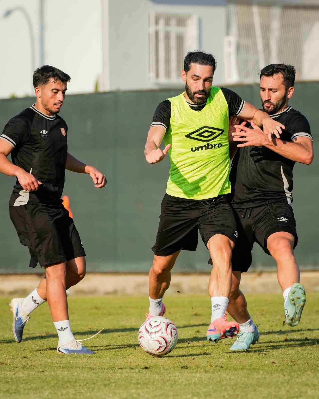 2. LİG’DE MÜCADELE EDEN ADANA 01 FK, YENİ SEZONDA 1. LİG HEDEFİYLE ÇALIŞMALARINI SÜRDÜRÜRKEN, KULÜP BAŞKANI MENDERES KUTLU, TAKIMIN SON İKİ SEZONDA ORTAYA KOYDUĞU MÜCADELEYE DİKKAT ÇEKEREK, “FUTBOLDA HER ŞEYİN PARAYLA DÖNMEDİĞİNİ, YERİ GELDİĞİNDE YÜREKLE OYNANDIĞINI İKİ SENEDİR GÖSTERİYORUZ VE BU SENE DE GÖSTERECEĞİZ” DEDİ.