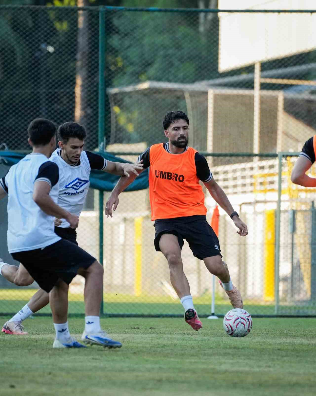 2. LİG’DE MÜCADELE EDEN ADANA 01 FK, YENİ SEZONDA 1. LİG HEDEFİYLE ÇALIŞMALARINI SÜRDÜRÜRKEN, KULÜP BAŞKANI MENDERES KUTLU, TAKIMIN SON İKİ SEZONDA ORTAYA KOYDUĞU MÜCADELEYE DİKKAT ÇEKEREK, “FUTBOLDA HER ŞEYİN PARAYLA DÖNMEDİĞİNİ, YERİ GELDİĞİNDE YÜREKLE OYNANDIĞINI İKİ SENEDİR GÖSTERİYORUZ VE BU SENE DE GÖSTERECEĞİZ” DEDİ.