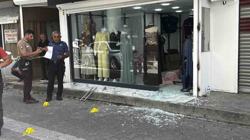 Adana’da iş yerine silahlı saldırı: Cama 9 kurşun isabet etti