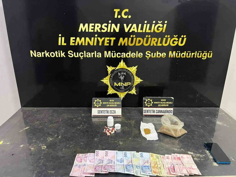 MERSİN’DE UYUŞTURUCU MADDE TİCARETİ YAPTIĞI ÖNE SÜRÜLEN SOKAK SATICILARINA YÖNELİK DÜZENLENEN OPERASYONDA ÇOK SAYIDA SENTETİK ECZA VE UYUŞTURUCU MADDE ELE GEÇİRİLİRKEN, GÖZALTINA ALINAN 2 ŞÜPHELİ TUTUKLANDI.