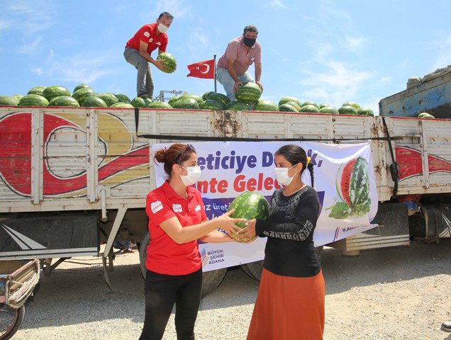 Adana'da vatandaşa ücretsiz karpuz