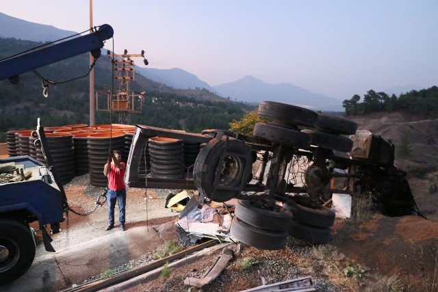 Adana'da kaçış rampasında beton bariyere çarpan kamyondaki 4 kişi öldü