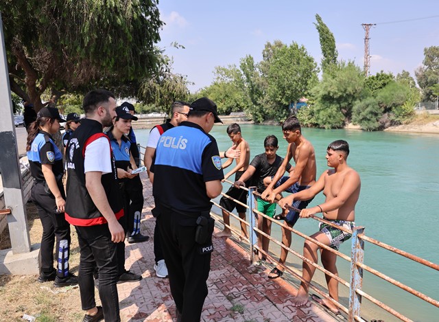 ADANA POLİSİ SULAMA KANALLARINDA YÜZEN ÇOCUKLARI UYARIP, HAVUZA GÖTÜRME SÖZÜ VERDİ